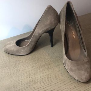 B Makowsky dark gray beige shoes heels size 8